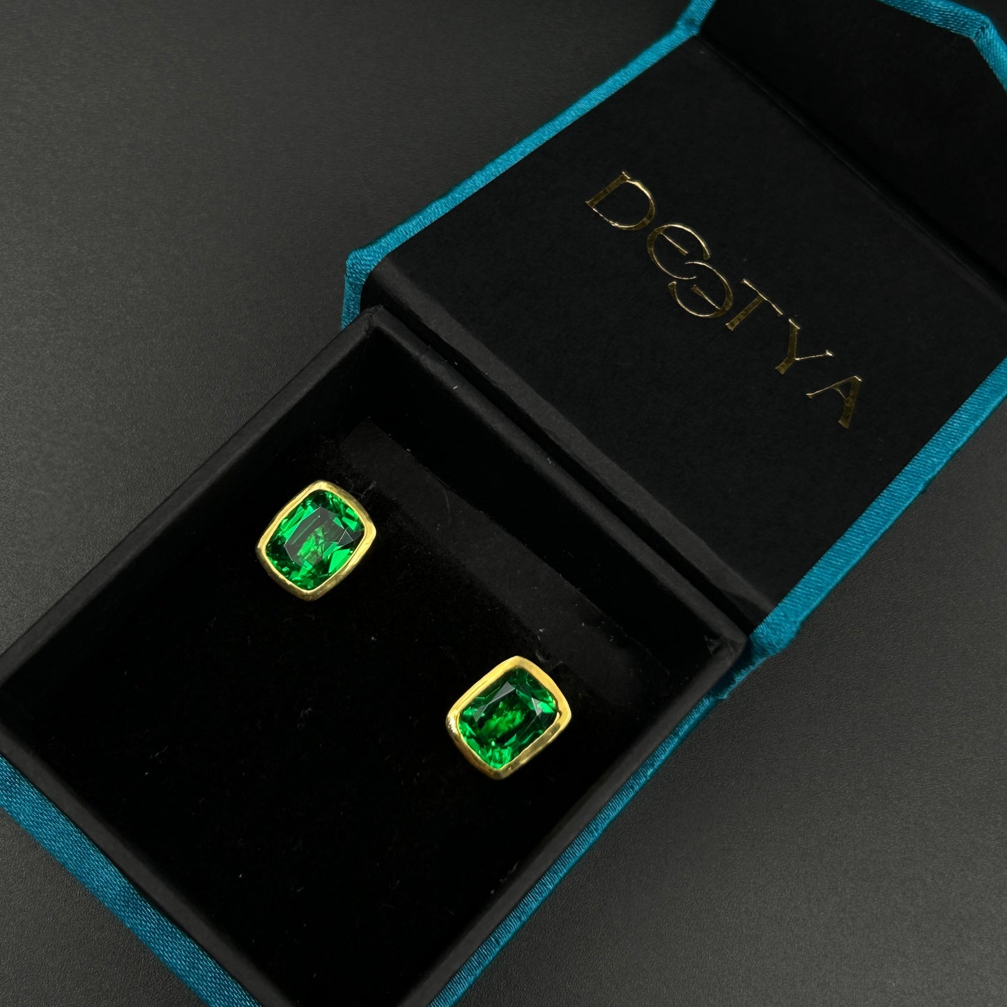 Yellow Gold Earring - Green Emerald